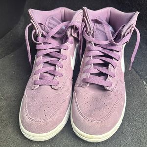 Pre-owned sneakers